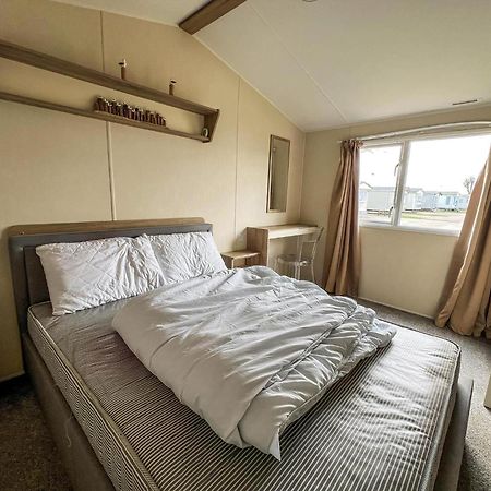 Modern 6 Berth Caravan With Wifi At St Osyth Beach In Essex Ref 28051Fv Clacton-on-Sea Exterior foto