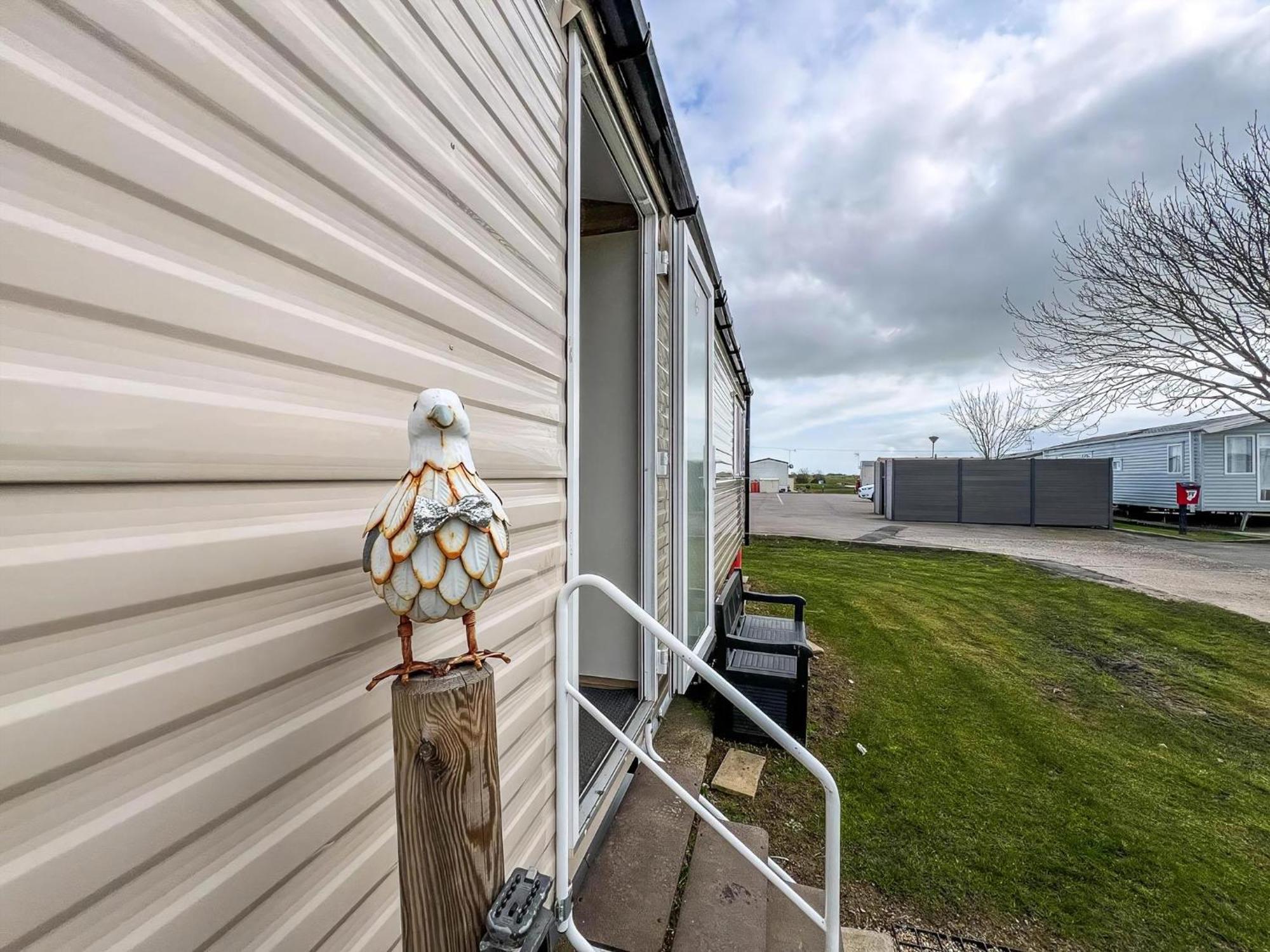 Modern 6 Berth Caravan With Wifi At St Osyth Beach In Essex Ref 28051Fv Clacton-on-Sea Exterior foto